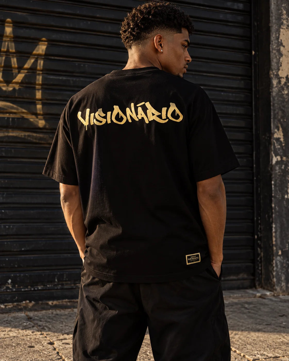 Modelo vestindo Camisa Visionário Edição Ouro