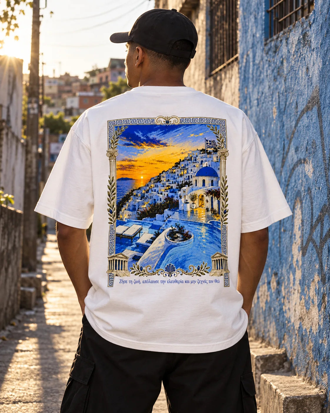 Modelo vestindo Camisa Visionário Grécia em cenário urbano