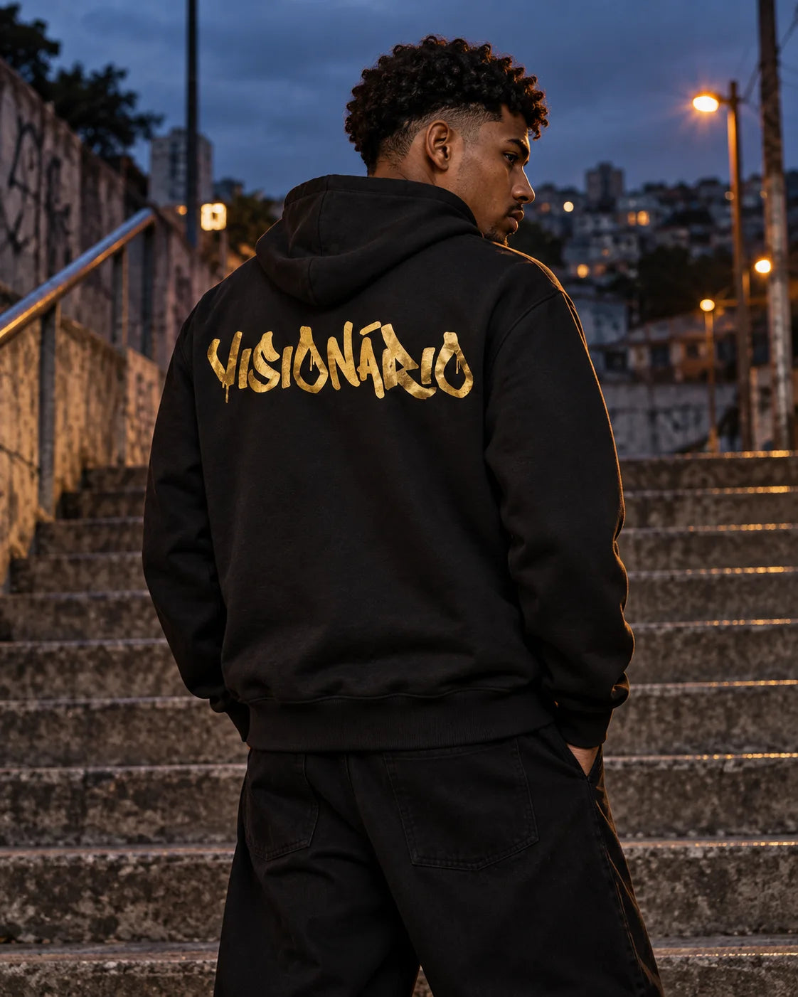 Modelo vestindo Moletom Visionário Edição Ouro